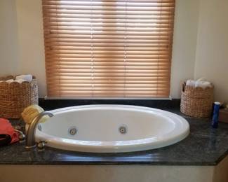 Spa tub