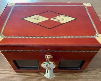 Wood diamond inlayed high gloss wooden cigar humidor.