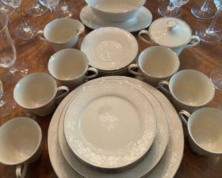 LENOX SNOW FLOWER PATTERN