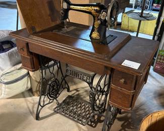 ANOTHER SINGER SEWING MACHINE