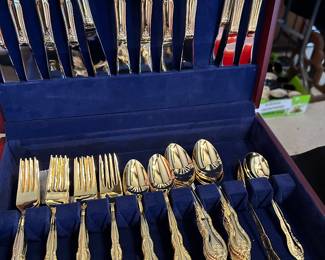 GOLD TONE FLATWARE