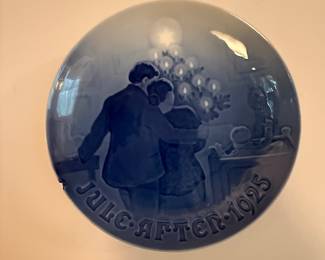 One of the older Christmas plates 