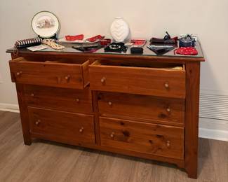 Chest of drawers/dresser
