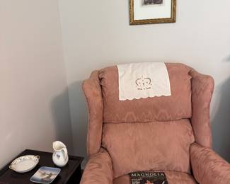 Upholstered pair of pink chairs, pair tables, 