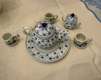 Child’s small tea set