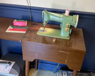 Vintage Singer sewing machine, looks great, works great!