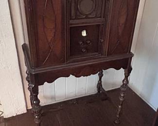 1920s - 1930s Gilfillan Console Radio