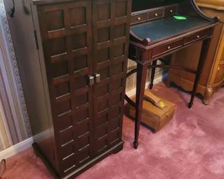 Dark Wood Ladies Jewelry Chest Stand -to the right- Small Cherry Color Roll top writing Deski