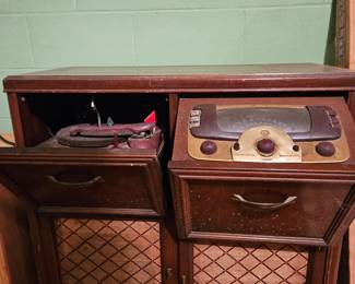 Vintage radio and turn table in wooden cabinet.