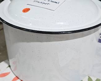 ENAMEL POT WITH LID