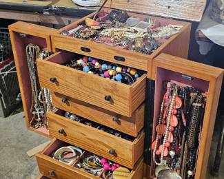 JEWELRY ARMIORE AND JEWELRY