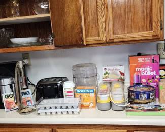 Kitchen Appliances & Vintage Pantry Finds – Bread maker, air fryer, toaster, Magic Bullet, food dehydrator, coffee maker and other small kitchen appliances, plus a fun assortment of vintage/older boxed food and pantry items, kitchen gadgets and more. Lots to dig through!