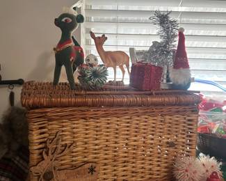 wicker & ornaments 