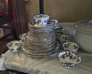 O & EG Royal Austria 1899-1918 (10 teacups/saucers, 11 salad plates, 4 dinner plates, 6 sm bowls, 1 lg bowl 1 lg plate, sm plate, cream and sugar set)