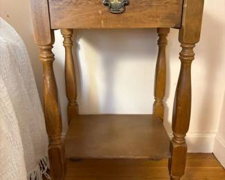 191 singledrawerwoodensidetablewithlow