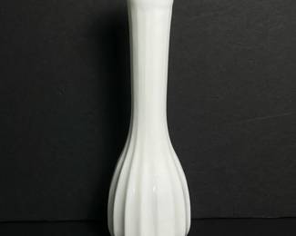 113 whitemilkglassbudvasewithribbedpa