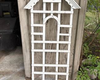 019 woodgardentrelliswithgabletoparchi