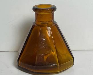 117 vintageamberoctagonalglassinkwell
