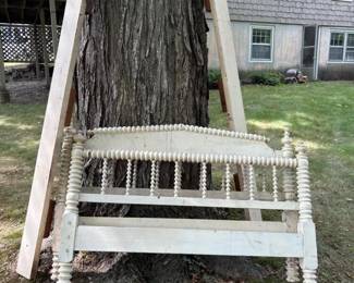 039 antiquespoolturnedbedstead