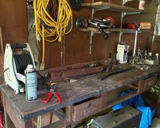 242 vintagewoodenworkbenchcontents