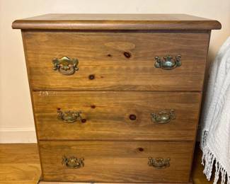190 threedrawerchestintraditionalstyle