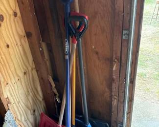 319 snowshovelswithplasticandwoodhandl