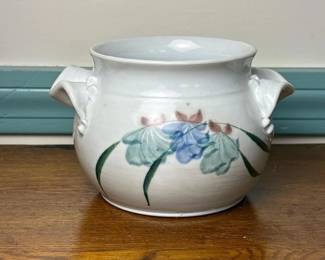 090 signedfloralstudiopotteryplanterwit