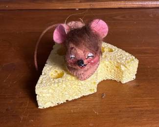 183 annaleemouseoncheeseornamentwithst