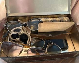 193 vintageeyeglasseswithcasesintin