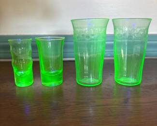 009 twovintageuraniumglasstumblersands