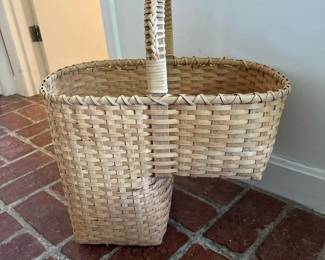 095 wovenstairbasketwithhandle