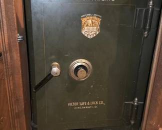 198 vintagevictorsafewithkeyandcombina