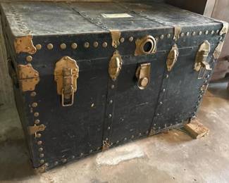 217 antiquesteamertrunkwithbrasshardwar