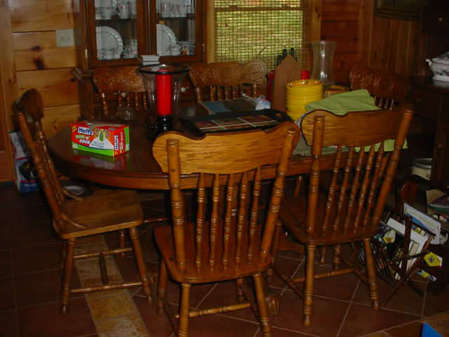 Beautiful oak dining table and 6 chairs
