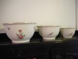Several sets of old and collectible kitchenware bowls