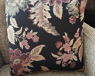 2 Matching pillow that goes with the sofa ~