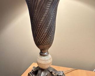 Additional view of the base of the table lamp~
