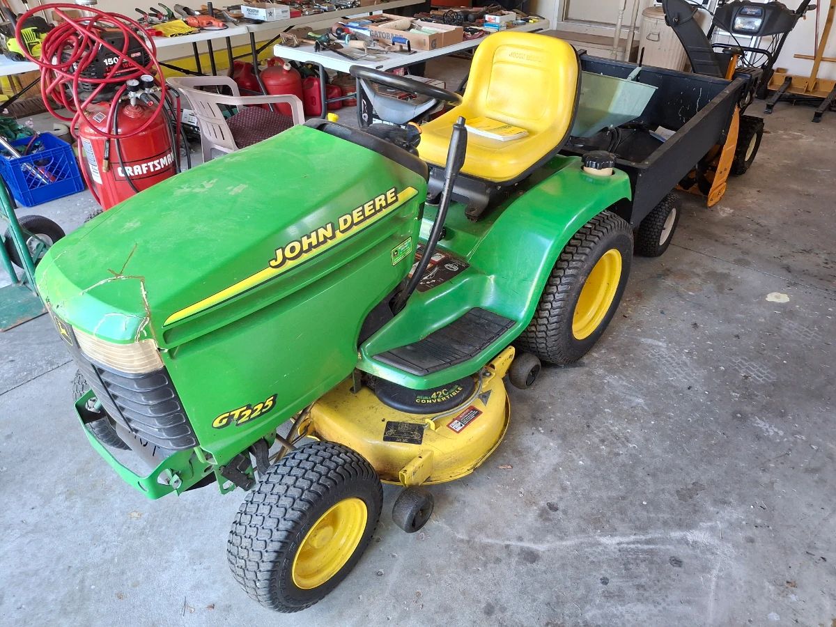 John Deere GT225 Riding Mower! Runs Excellent! 15hp Engine, 42" Deck. Includes Bagging Unit!
