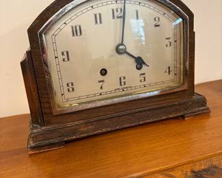 Art Deco-style wooden mantel clock 