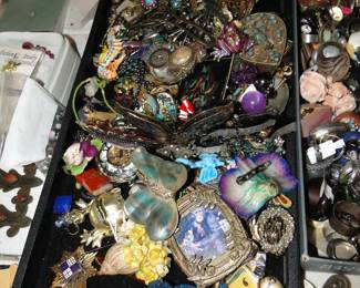 Pins/brooches