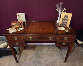 Mahogany Chippendale-style Dressing Table/Powder Vanity with Center Flip-up Mirror, Inset Jewelry Dividers and Storage Drawers