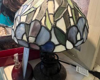 Tiffany-style Accent Table Lamp