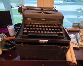 Royal Quiet De Luxe Portable Manual Typewriter with Carry Case