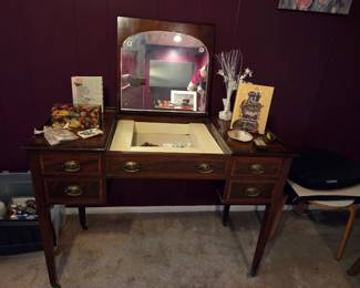 Mahogany Chippendale-style Dressing Table/Powder Vanity with Center Flip-up Mirror, Inset Jewelry Dividers and Storage Drawers