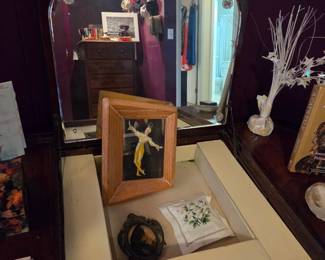 Mahogany Chippendale-style Dressing Table/Powder Vanity with Center Flip-up Mirror, Inset Jewelry Dividers and Storage Drawers