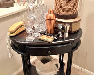 Mahogany Oval Accent Table with Decorative Inlay and Pull-out Drawer