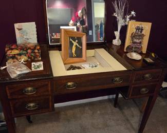 Mahogany Chippendale-style Dressing Table/Powder Vanity with Center Flip-up Mirror, Inset Jewelry Dividers and Storage Drawers