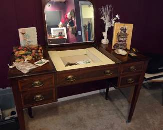 Mahogany Chippendale-style Dressing Table/Powder Vanity with Center Flip-up Mirror, Inset Jewelry Dividers and Storage Drawers