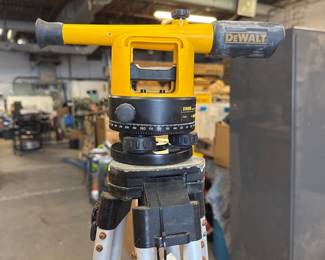 DeWalt DW090 Builder's Transit Level and Tripod