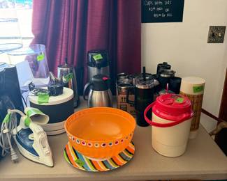 Small appliances, lidded travel mugs. 